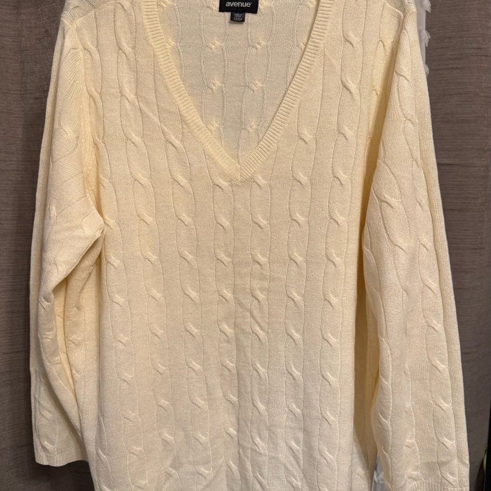 Avenue woman V-Neck Sweater in Soft Cream